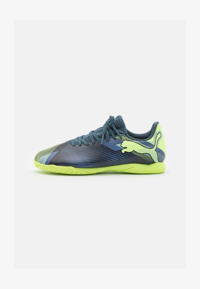 Puma FUTURE 7 PLAY IT JR UNISEX - Chaussures de football en salle - gray skies/elektro purple/fizzy apple/white