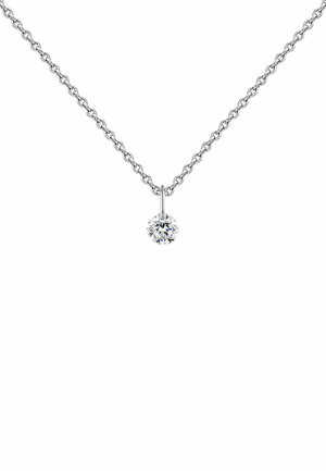 Collar de cadena de plata con un colgante de diamante claro, de corte brillante y forma redonda. El diseño es simple, con una textura de eslabones delicados.