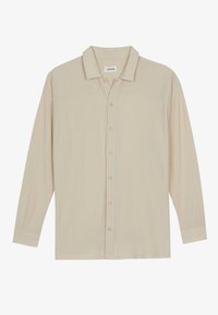 Maglietta beige a maniche lunghe con costine, colletto e bottoni frontali, distesa su uno sfondo bianco.
