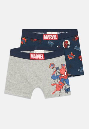 Kaksi paria poikien boxereita: harmaa pari, jossa on Spider-Man-tyyppinen graafinen kuvitus, ja laivastonsinine pari, jossa on sarjakuvamaiset Spider-Man-printit.