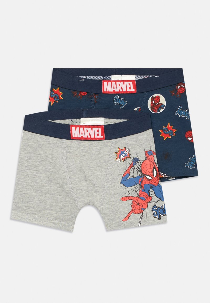 To sæt drenge boksershorts, der inkluderer et gråt par med Spider-Man grafik og et marineblåt par med tegneserie-inspirerede Spider-Man tryk.