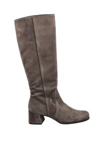 Botte haute en suède pour femmes de couleur taupe avec un talon bloc et un bout carré arrondi, vue de côté extérieur sur fond blanc.