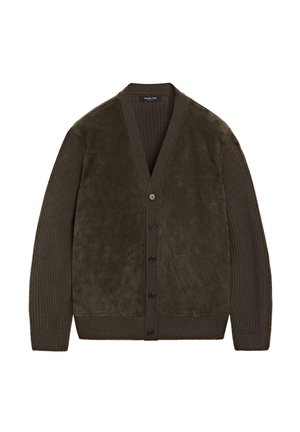 Cardigan in suede marrone con texture a costine sulle maniche, design a V e sei bottoni neri sul davanti.