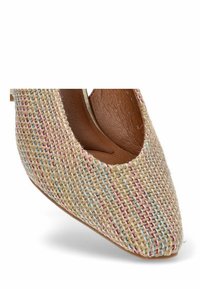 Zapato de tacón alto de tela tejida con punta afilada, que presenta una base beige con hilos multicolores y un forro interior marrón suave.
