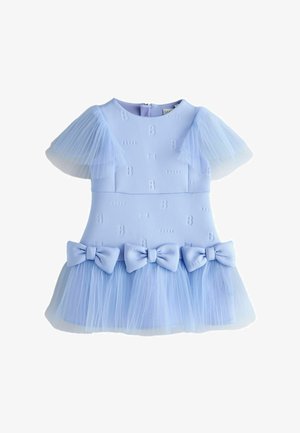 Gaiši zila tērpiņa mazuļiem ar caurspīdīgām pūkainām piedurknēm, faktūras audums ar burtu rakstu un svārki, kas rotāti ar trim saskaņotiem loku akcentiem.