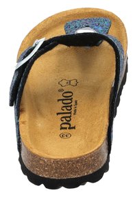 Lila und schwarze Sandalen mit einem Korkfußbett, einem breiten Riemen und einer silbernen Schnalle. Strukturierte Innensohle mit "Palado"-Markierung.