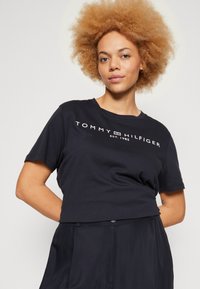 Tommy Hilfiger Curve LOGO - Marškinėliai su spaudiniu - desert sky