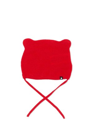 Gorro de bebé de punto rojo con dos formas redondeadas de orejas y dos lazos largos en la parte inferior, con una pequeña etiqueta negra con una estrella blanca.