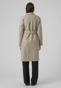 Beige uldblandingsfrakke med bælte, lange ærmer og mellemlangt design, med en kasketkrave og glat tekstur.