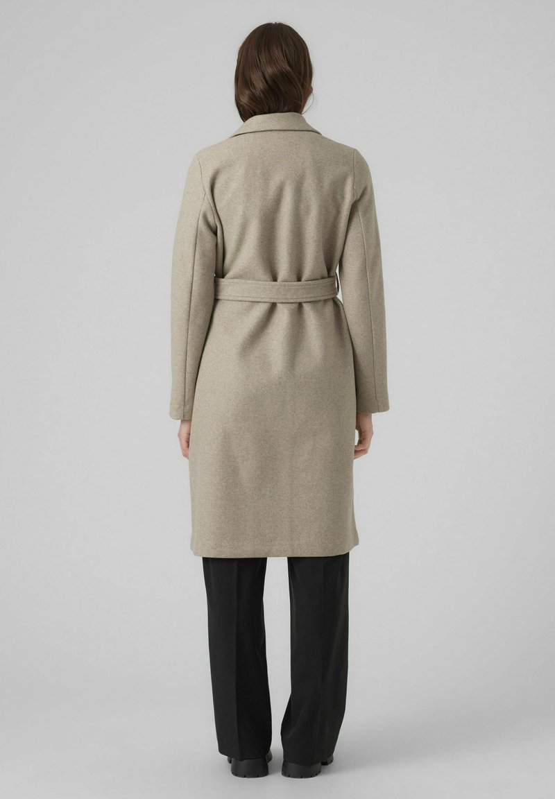 Cappotto beige in misto lana con cintura, maniche lunghe e design a lunghezza media, con colletto a risvolto e texture liscia.
