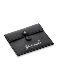 Schwarze Lederbörse mit strukturiertem Finish, ausgestattet mit zwei Druckknopfverschlüssen und dem weiß gedruckten Logo "Glanzstücke München" auf der Vorderseite.
