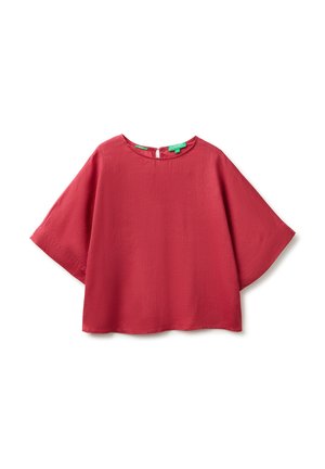 Blusa roja de manga corta con corte ancho y cuadrado y escote redondo, mostrada plana sobre fondo blanco.