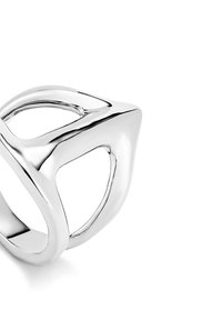Anillo plateado elegante con un diseño geométrico, que presenta formas recortadas y una superficie lisa y pulida. La banda curvada realza la estética moderna.