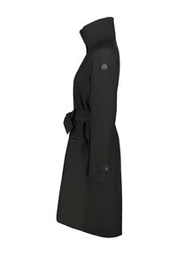 Cappotto impermeabile nero con collo alto, vita con cintura e polsini abbottonati. Texture liscia con un logo sulla spalla sinistra.