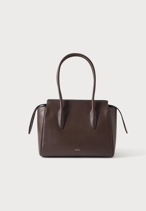 Sac à main en cuir marron foncé avec deux longues poignées et côtés zippés, présenté sur un fond clair uni.