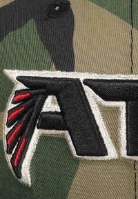 Tarnmütze mit schwarzem und weißem gesticktem Logo in rot, strukturierter Stoff und gebogenem Schirm.