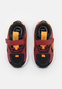 Puma BOHO GLEAM - Sneakers - black/almond blossom/intense red