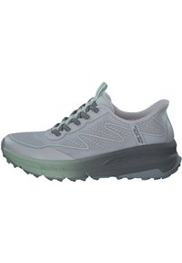 Szare buty sportowe z siateczkowym wierzchem, zielonymi akcentami, teksturowaną podeszwą i czarnymi sznurówkami. Posiadają amortyzowaną podeszwę oraz wyraźny wzór bieżnika.