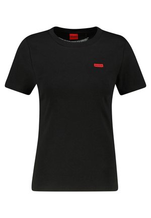 T-shirt noir à manches courtes avec un petit logo rectangulaire rouge portant la mention HUGO sur le côté gauche de la poitrine et à l'intérieur du col.