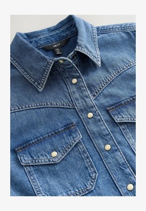 Lichtblauwe denimshirt met een puntige kraag, drukknoopsluitingen en twee borstzakken. Heeft contraststiksel en een zachte textuur.