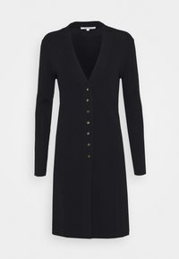 Czarny, długi sweter na guziki z dzianiny, z dekoltem w kształcie litery V, zapinany na złote guziki, o prążkowanej fakturze.