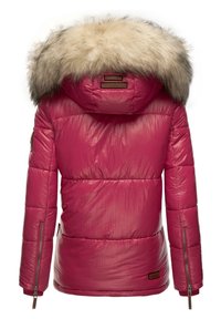 Giacca a vento rosa con cappuccio foderato di pelliccia, tasche laterali con zip e polsini a coste. Presenta una texture lucida e slanciata con un design trapuntato.