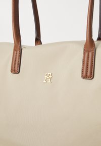 Tommy Hilfiger POPETTE - Shopper - sandalwood