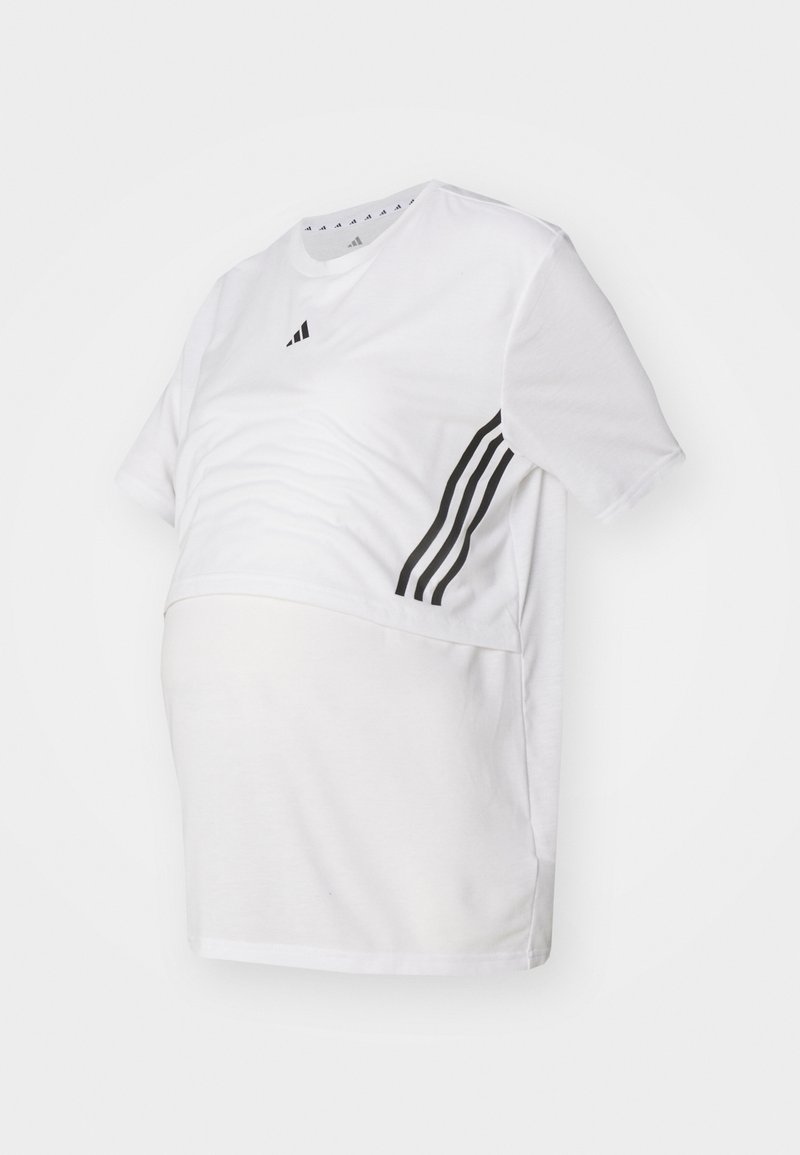 Camiseta de maternidad blanca de tejido suave, con mangas cortas, un dobladillo curvado y tres rayas negras a lo largo del lateral.