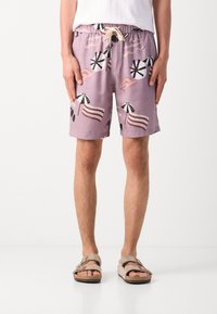 Un short de bain violet présente un motif amusant d'ombrelles de plage, de mains et de vagues, avec une taille élastique et un cordon décoratif.