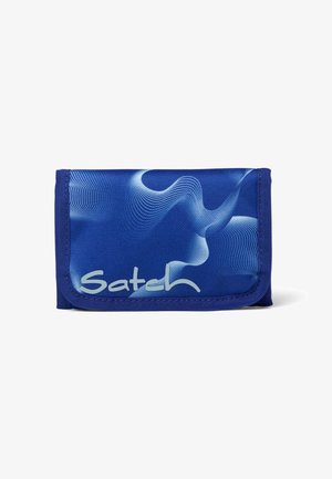 Blauer Geldbeutel aus strukturiertem Stoff mit abstrakten Wellenmustern in Hellblau. Mit Klappenverschluss und „Satch“-Logo in Weiß.