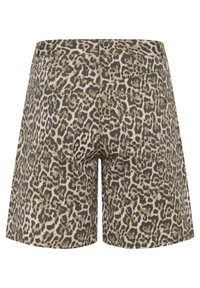 Pantalones cortos de estampado de leopardo con una combinación de colores beige y verde oscuro, elaborados en denim, con dos bolsillos traseros y un corte recto.
