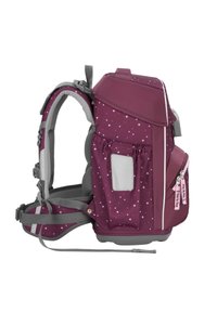 Bordeauxfarbener Rucksack mit Sternmuster, grauen Akzenten, verstellbaren Trägern, Seitentasche und Reißverschlusstaschen für Aufbewahrung und Organisation.