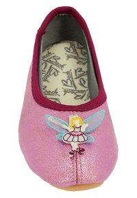 Rosa Ballerina mit strukturierter Oberfläche und maroonfarbenem Akzent. Sie verfügt über ein gesticktes Feen-Motiv auf der Zehenspitze, umrandet in Blau.