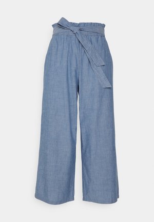 Pantalon bleu clair à jambes larges avec une taille haute froncée et une ceinture en tissu nouée devant.