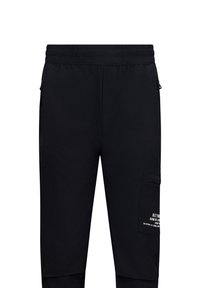 Zwarte cargobroek van synthetische stof met een elastische tailleband, zijzakken en een grote zijzak met witte tekst.