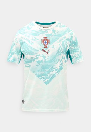 Αθλητική φανέλα με μαρμάρινο σχεδιασμό σε λευκό και ανοιχτό μπλε, με το έμβλημα της εθνικής ομάδας της Πορτογαλίας και κόκκινο λογότυπο Puma στο στήθος, κοντά μανίκια και στρογγυλή λαιμόκοψη.