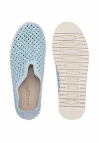 Scarpe slip-on di colore azzurro chiaro con un motivo a onde sulla parte superiore e una suola in gomma bianca caratterizzata da un battistrada testurizzato per una migliore aderenza.