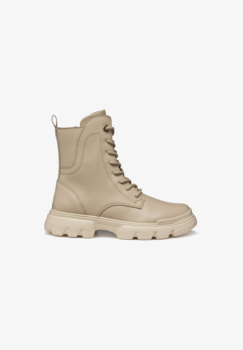 Stivale alla caviglia in finta pelle beige con lacci, punta rotonda, suola texturizzata e un tira su sul retro, con un design della suola massiccia.