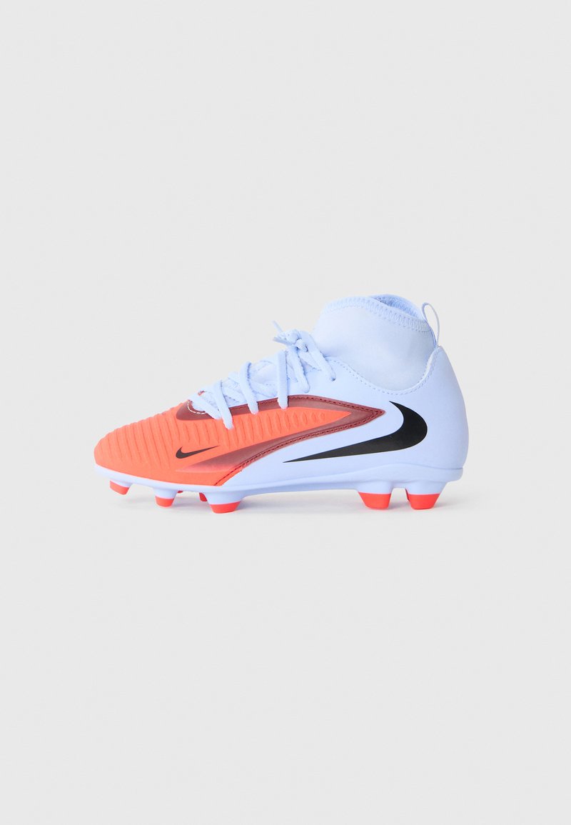 Valge ja oranž Nike jalgpallitoss, millel on kõrge pahkluu vars, must swoosh-logo, nöörid ja oranžad nupud valgel taustal.