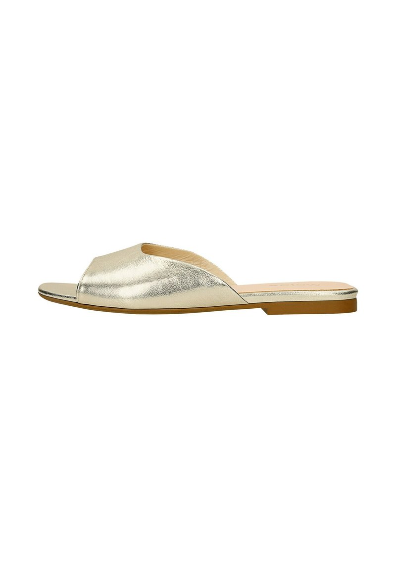 Sandales slip-on en or métallisé avec un bout ouvert, texture lisse et design minimaliste. Semelle plate et doublure intérieure douce pour le confort.