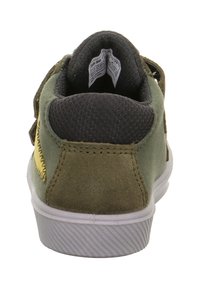 Grüne Wildleder-Sneaker mit einer schwarzen Mesh-Zunge und einer weißen Gummisohle. Verfügt über gelbe Nähte und ein rundes Rücken-Design.