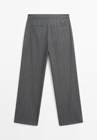 Pantaloni grigi a righe sottili, design a gamba larga, realizzati in tessuto strutturato, con due tasche posteriori e una vestibilità dritta e sartoriale.
