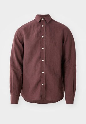Camisa de manga larga color burdeos hecha de tejido texturizado, con cuello clásico, cierre delantero de botones y botones en un color contraste.