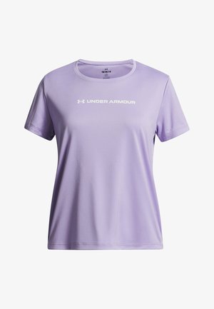 Fioletowa koszulka sportowa wykonana z gładkiego materiału, z okrągłym dekoltem i krótkimi rękawami, z białym logo "UNDER ARMOUR" na piersi.