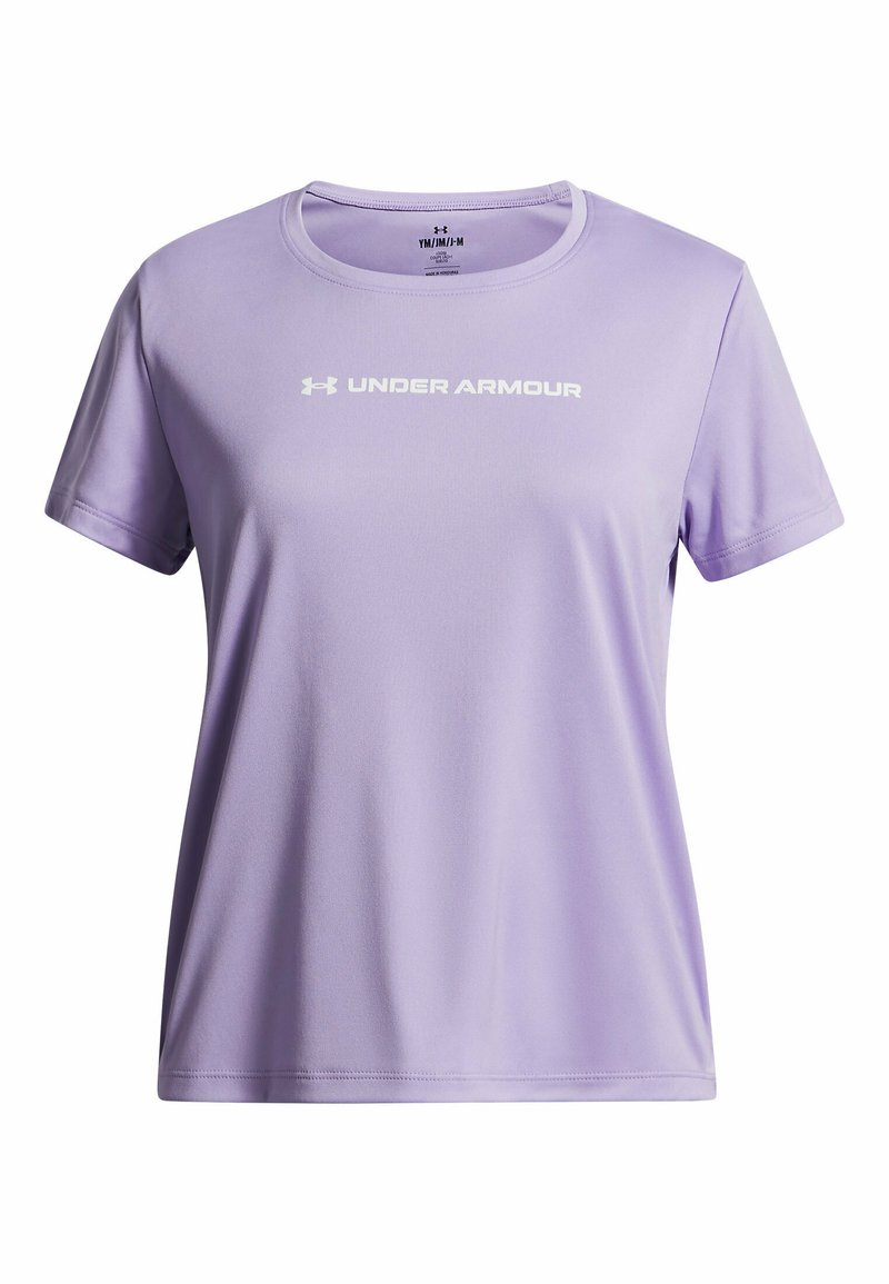 Fialové športové tričko vyrobené z hladkej tkaniny, s okrúhlym výstrihom a krátkymi rukávmi, s bielym logom "UNDER ARMOUR" na prsiach.