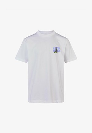 Weißes Baumwoll-T-Shirt mit kurzen Ärmeln und Rundhalsausschnitt. Mit einem kleinen grafischen Druck auf der linken Brust in Blau- und Grüntönen.