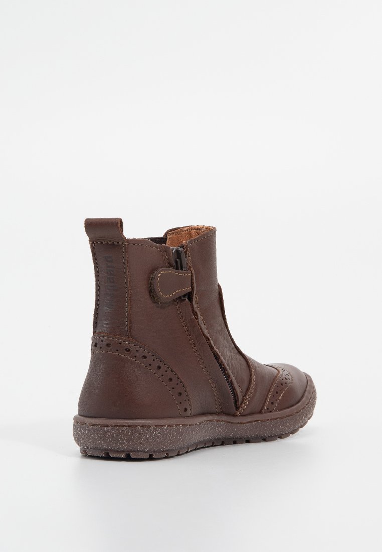 Braune Lederstiefelette mit strukturiertem Obermaterial, seitlichem Reißverschluss und dekorativer Naht. Gummisohle für Grip und Langlebigkeit.