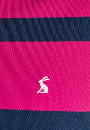 Weißer, gestickter Hase auf rosa und dunkelblau horizontal gestreiftem Stoff, Nahaufnahme eines strukturierten Textils.