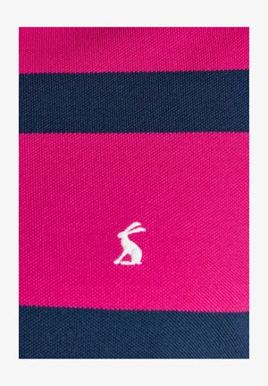 Weißer, gestickter Hase auf rosa und dunkelblau horizontal gestreiftem Stoff, Nahaufnahme eines strukturierten Textils.