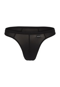 Bikini breve trasparente da uomo di colore nero con etichetta di marca sull'elastico, design senza cuciture, esposto su sfondo bianco.